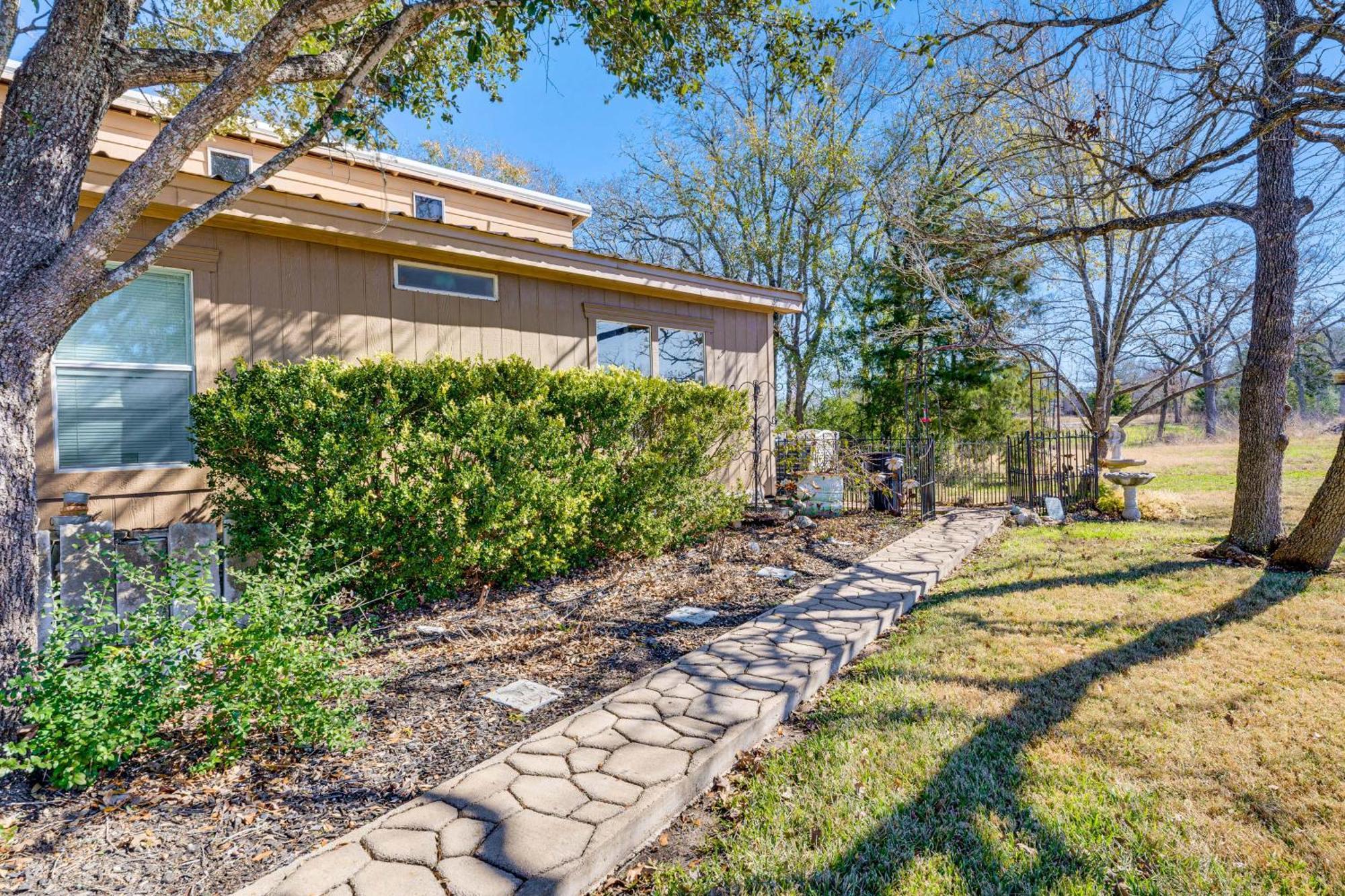 College Station Getaway With Hot Tub And Courtyard! Villa Eksteriør bilde