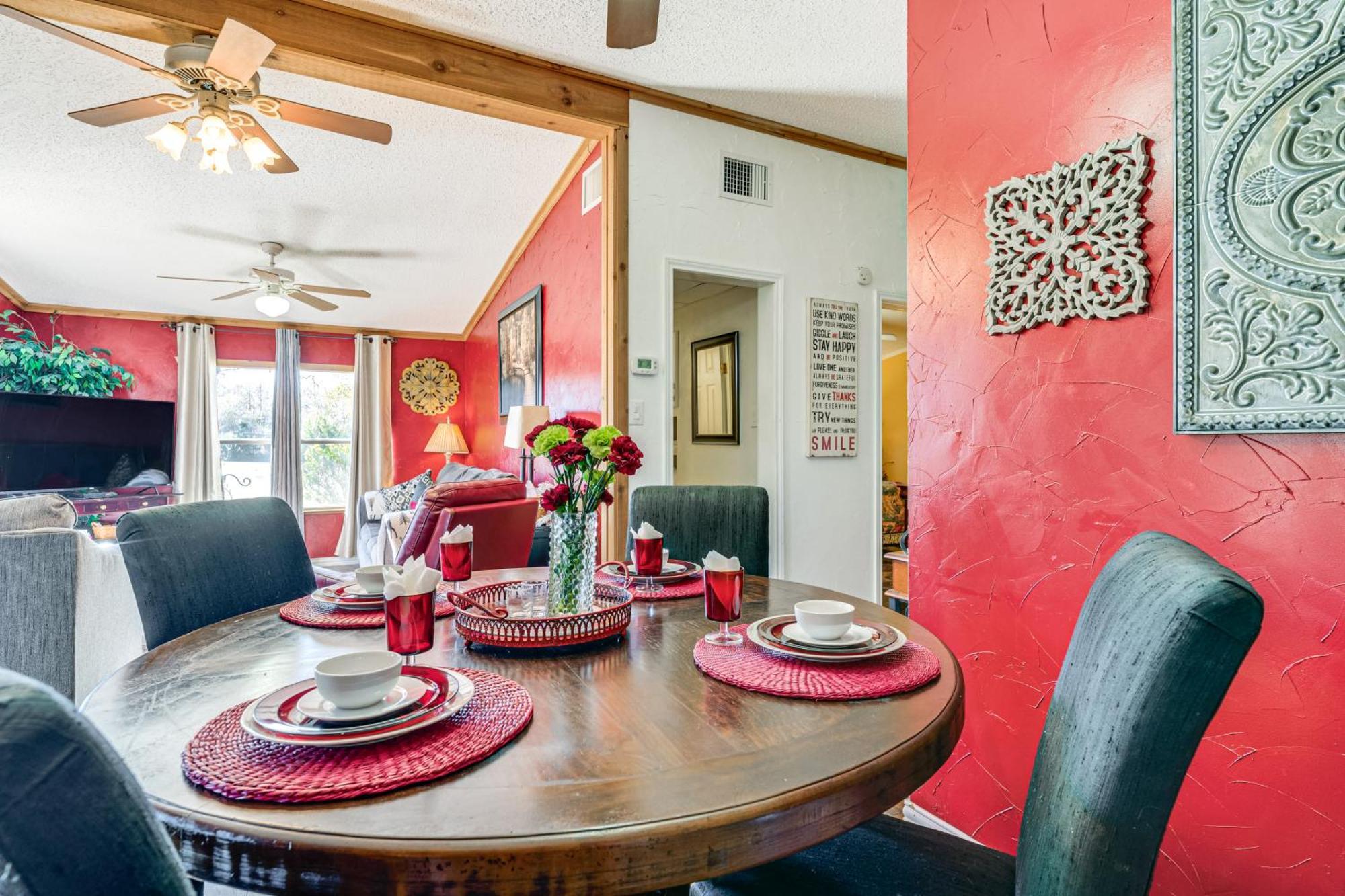 College Station Getaway With Hot Tub And Courtyard! Villa Eksteriør bilde