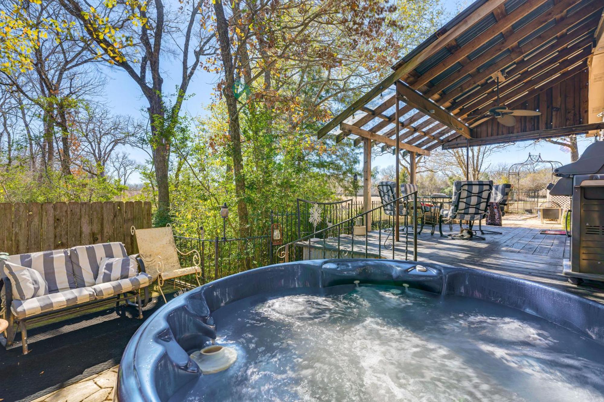College Station Getaway With Hot Tub And Courtyard! Villa Eksteriør bilde